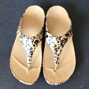 Crocs ladies flip flop style sandals sz 9 wide